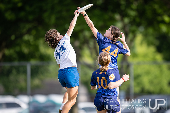 Vermont Ruckus vs Victoria Vikes in pool play at USAU DI College Championships