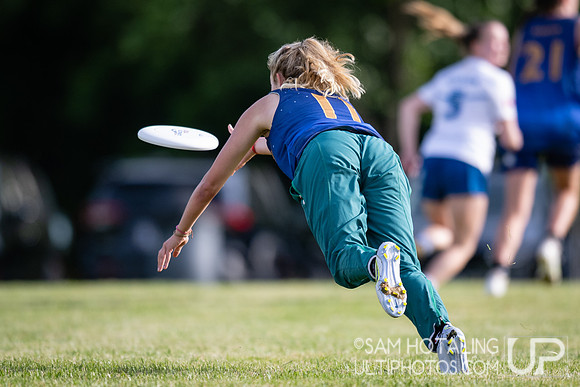 Vermont Ruckus vs Victoria Vikes in pool play at USAU DI College Championships