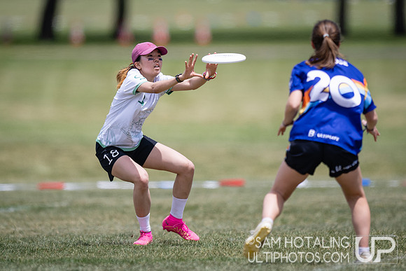 Tufts EWO vs Carnegie Mellon Money Mellons in pool play at USAU DI College Nationals