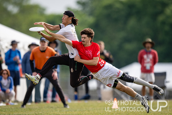 Highlights from quarterfinals during USAU DI College Championships at Heritage Oak Park