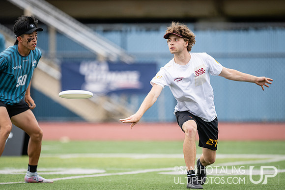 Massachusetts Zoodisc vs Cal Poly-SLO Slocore in semifinals at USAU DI College Nationals