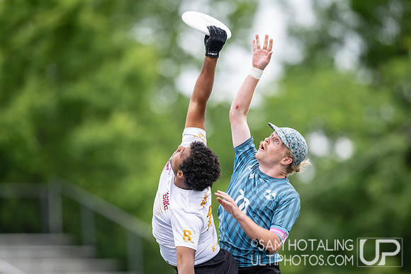 Massachusetts Zoodisc vs Cal Poly-SLO Slocore in semifinals at USAU DI College Nationals