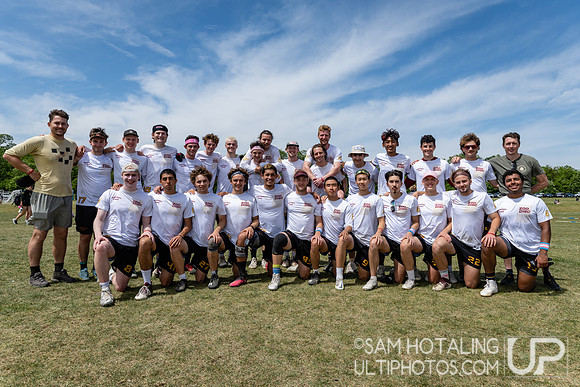 Massachusetts Zoodisc team photo during USAU DI College Championships at Heritage Oak Park