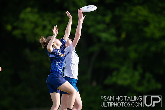 Vermont Ruckus vs Victoria Vikes in pool play at USAU DI College Championships