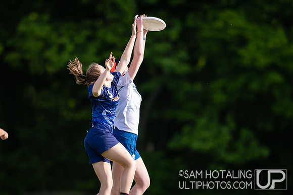 Vermont Ruckus vs Victoria Vikes in pool play at USAU DI College Championships