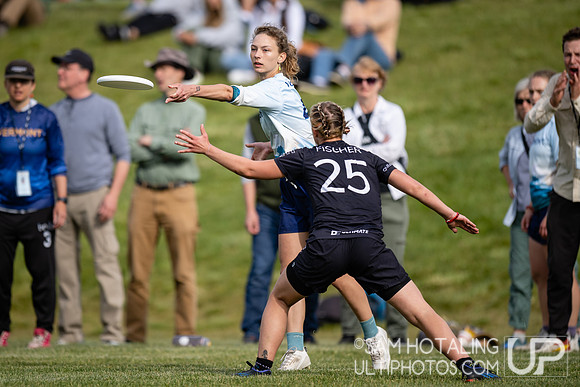 Highlights from quarterfinals during USAU DI College Championships at Heritage Oak Park
