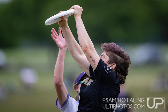 Highlights from quarterfinals during USAU DI College Championships at Heritage Oak Park