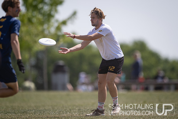 California Ursa Major vs Massachusetts Zoodisc in pool play at USAU DI College Championships