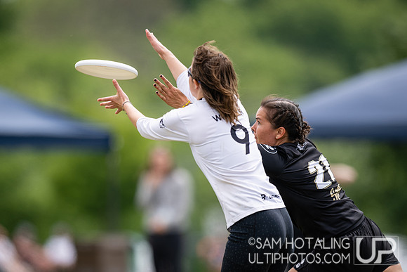Highlights from quarterfinals during USAU DI College Championships at Heritage Oak Park