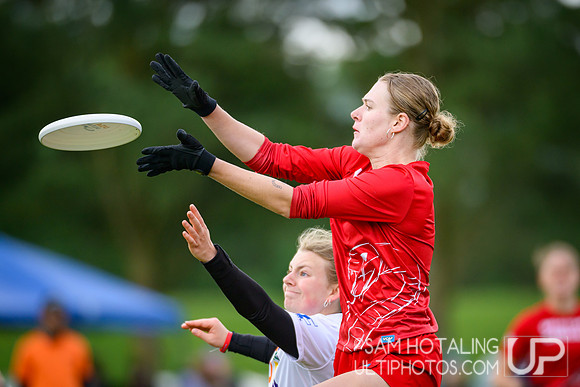 St. Olaf Vortex vs Wesleyan Vicious Circles in quarterfinals at USAU D-III College Championships
