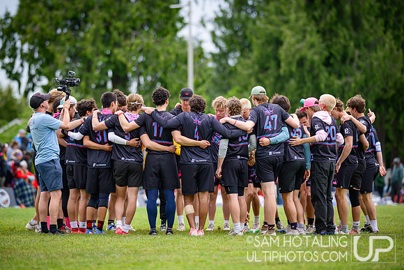 Lewis & Clark Bacchus vs Middlebury Pranksters (M) in finals at USAU D-III College Championships