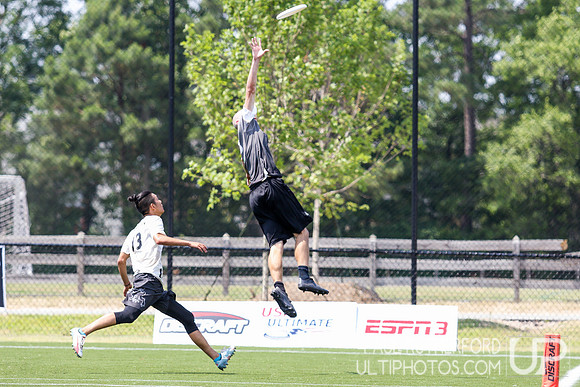 Action from USAU College Division 1 Nationals
