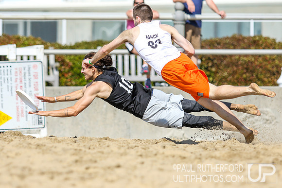 Action from 2016 USAU Beach Nationals