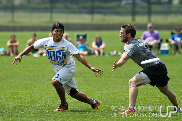 2012 USAU D-I College Championships Saturday Round 2 Action
