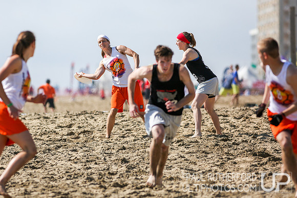 Action from 2016 USAU Beach Nationals