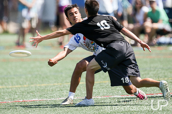Action from USAU College Division 1 Nationals