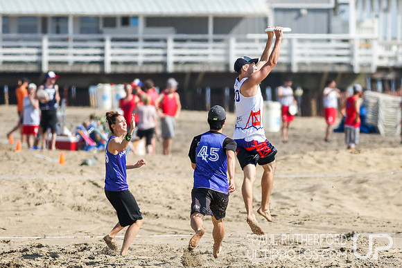 Action from 2016 USAU Beach Nationals