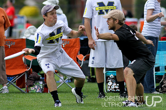 2012 USAU D-I College Championships Friday Round 3 Action