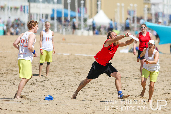 Action from 2016 USAU Beach Nationals