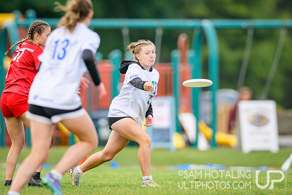 St. Olaf Vortex vs Wesleyan Vicious Circles in quarterfinals at USAU D-III College Championships