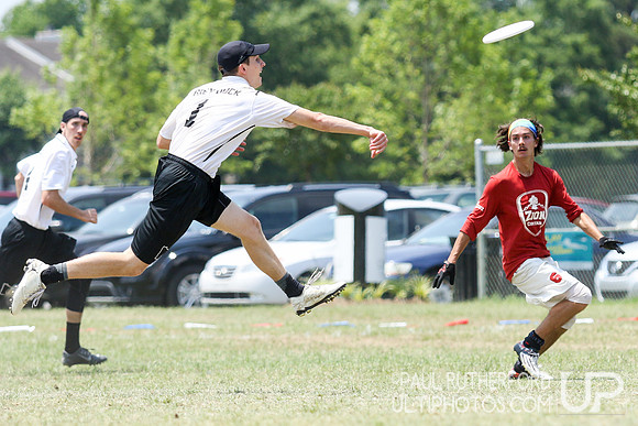 Action from USAU College Division 1 Nationals