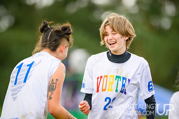 St. Olaf Vortex vs Wesleyan Vicious Circles in quarterfinals at USAU D-III College Championships