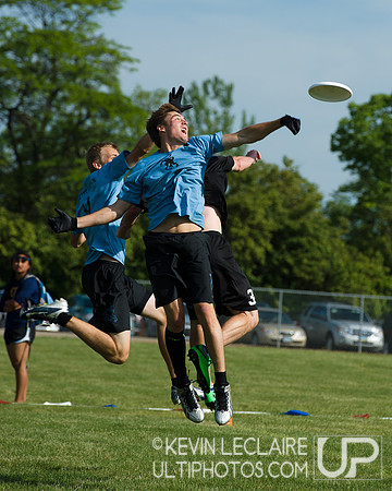 2014 USAU D-I College Champs Sunday Qtrs Action