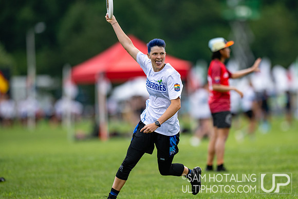 Blueberries vs Ellipsis in pool play at World Ultimate Club Championships