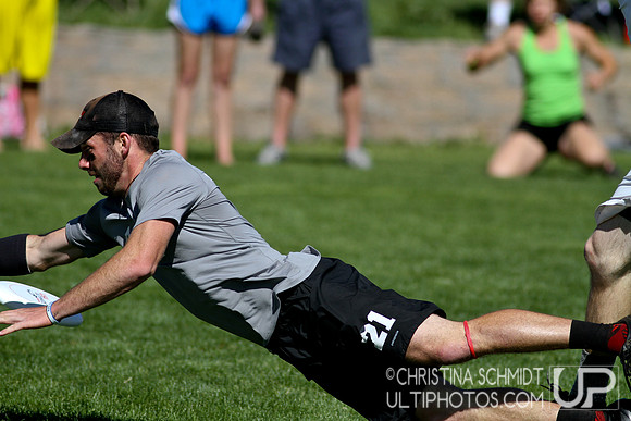 2012 USAU D-I College Championships Sunday Qtrs Action