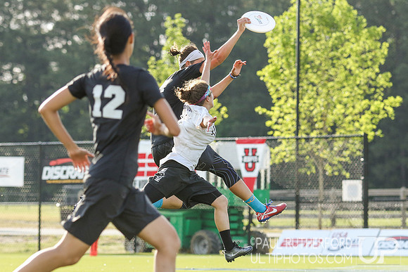 Action from USAU College Division 1 Nationals