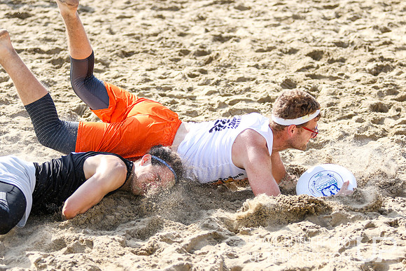 Action from 2016 USAU Beach Nationals