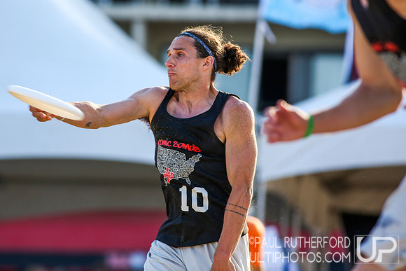 Action from 2016 USAU Beach Nationals