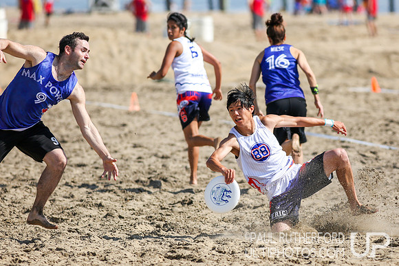 Action from 2016 USAU Beach Nationals