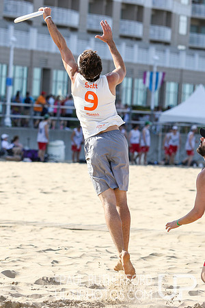 Action from 2016 USAU Beach Nationals