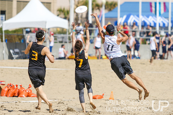 Action from 2016 USAU Beach Nationals