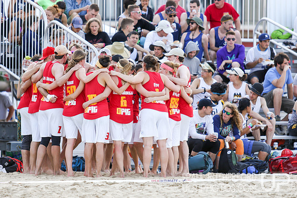 Action from 2016 USAU Beach Nationals