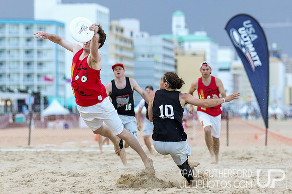 Action from 2016 USAU Beach Nationals