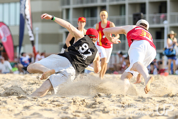 Action from 2016 USAU Beach Nationals
