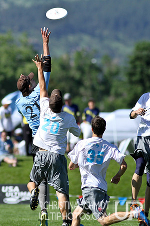 2012 USAU D-I College Championships Sunday Qtrs Action