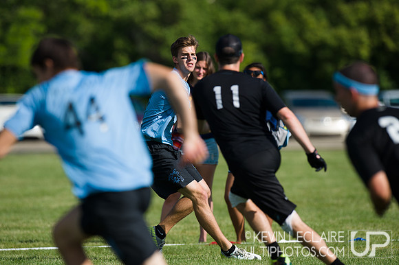 2014 USAU D-I College Champs Sunday Qtrs Action