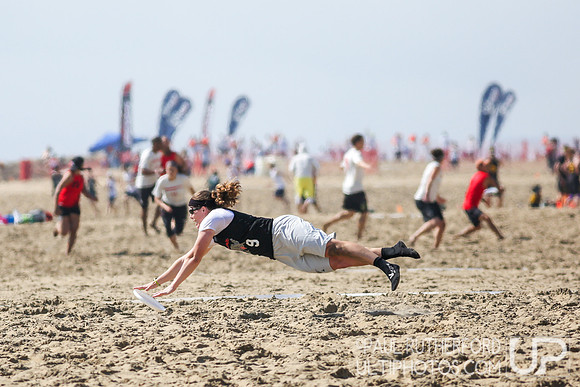 Action from 2016 USAU Beach Nationals