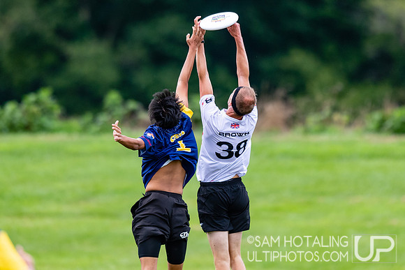 Fireflies vs Reading Ultimate in pool play at World Ultimate Club Championships