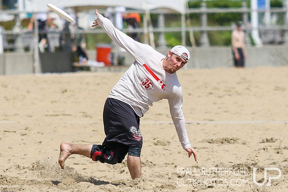 Action from 2016 USAU Beach Nationals