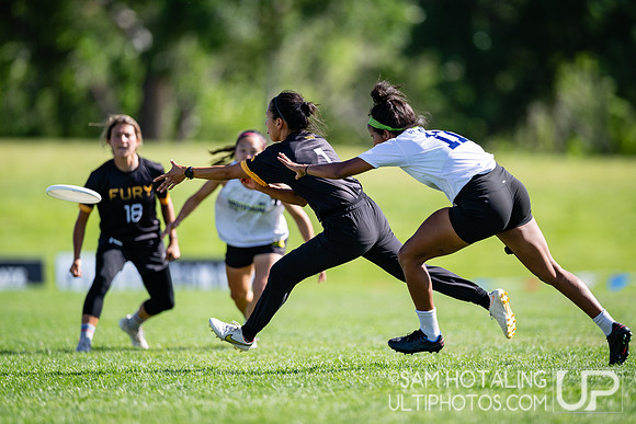 Highlights from semifinals at USAU International Club Championship