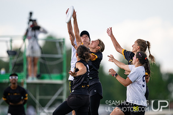 Highlights from semifinals at USAU International Club Championship