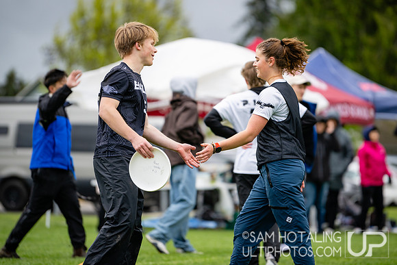Bracket play on Sunday at DiscNW Spring Reign