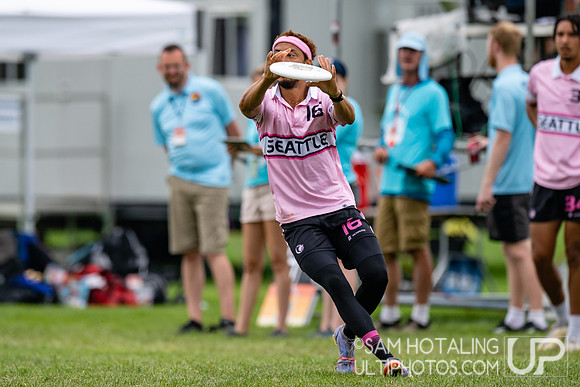 Buzz Bullets vs Seattle Sockeye in pool play at World Ultimate Club Championships