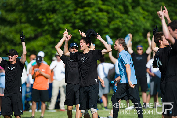 2014 USAU D-I College Champs Sunday Qtrs Action