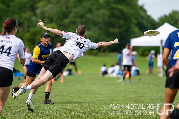 Fireflies vs Reading Ultimate in pool play at World Ultimate Club Championships