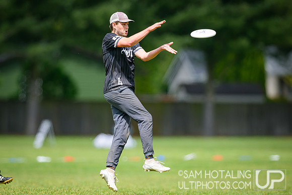 Bowdoin Clown vs Carleton College CHOP in quarterfinals at USAU D-III College Championships